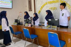 BRIEFING PAGI PETUGAS PTSP dan RESEPSIONIS