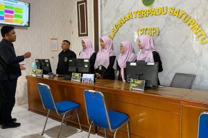 Morning Briefing PTSP Oleh Kasubbag Umum dan Keuangan Pengadilan Agama Sidikalang