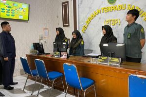 BRIEFING PAGI PETUGAS PTSP dan RESEPSIONIS