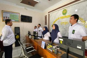 Morning Briefing Petugas PTSP oleh Sekretaris Pengadilan Agama Sidikalang