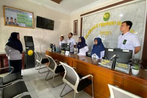Panitera Muda Hukum menyampaikan amanatnya dalam Morning Briefing Petugas PTSP